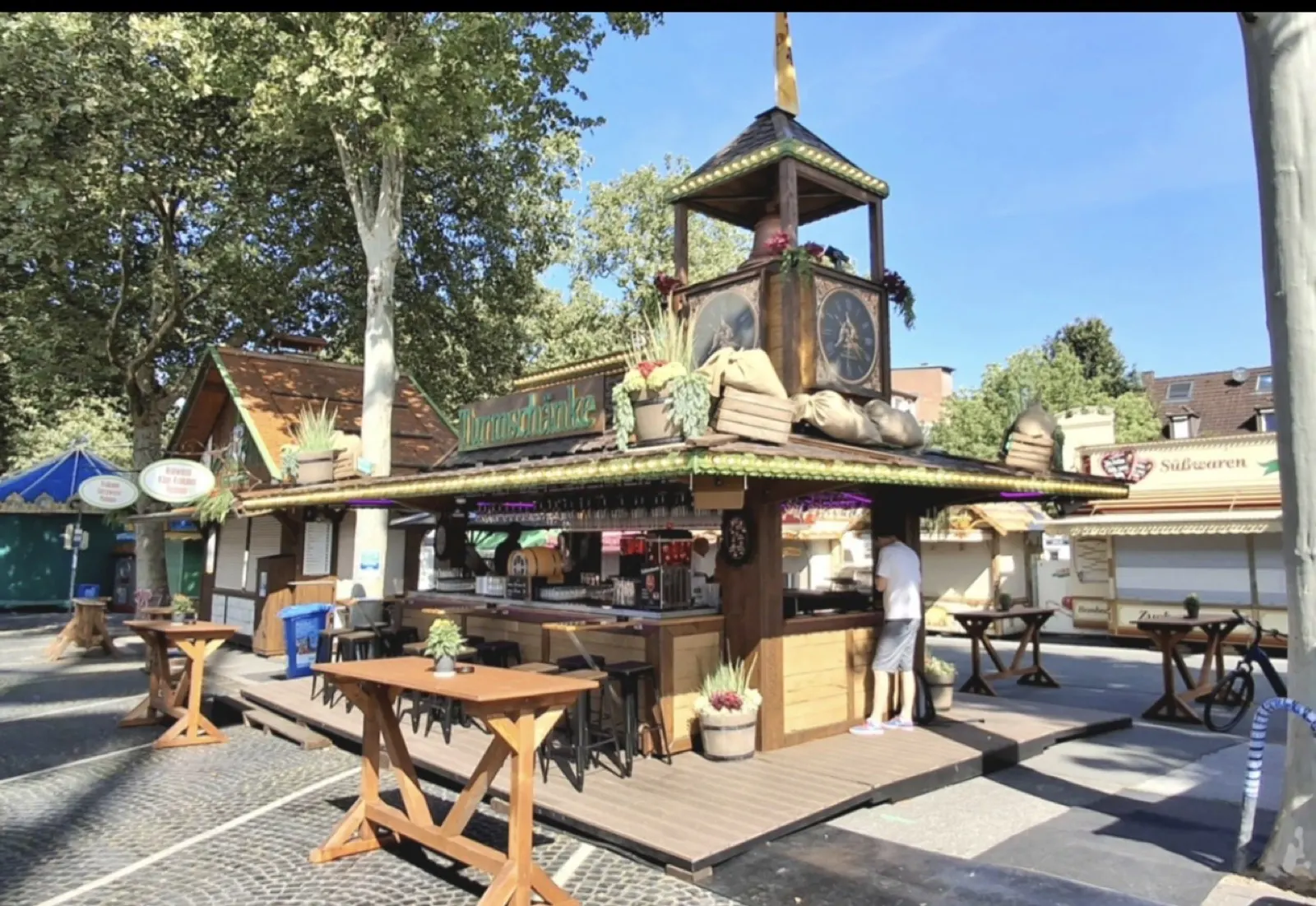 Die Steigers Turmschänke mit ihrem Turm mitten auf der Kirmes